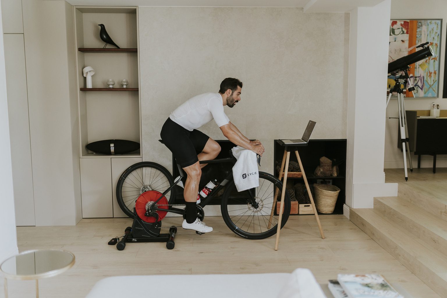 ¿Puedo entrenar con rodillos de bicicleta en un piso? Horarios, ruidos y normas de comunidad