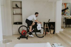 ¿Puedo entrenar con rodillos de bicicleta en un piso? Horarios, ruidos y normas de comunidad